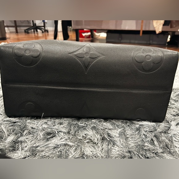 EUC Louis Vuitton ON THE GO GM BLACK travel bag - Picture 8 of 16